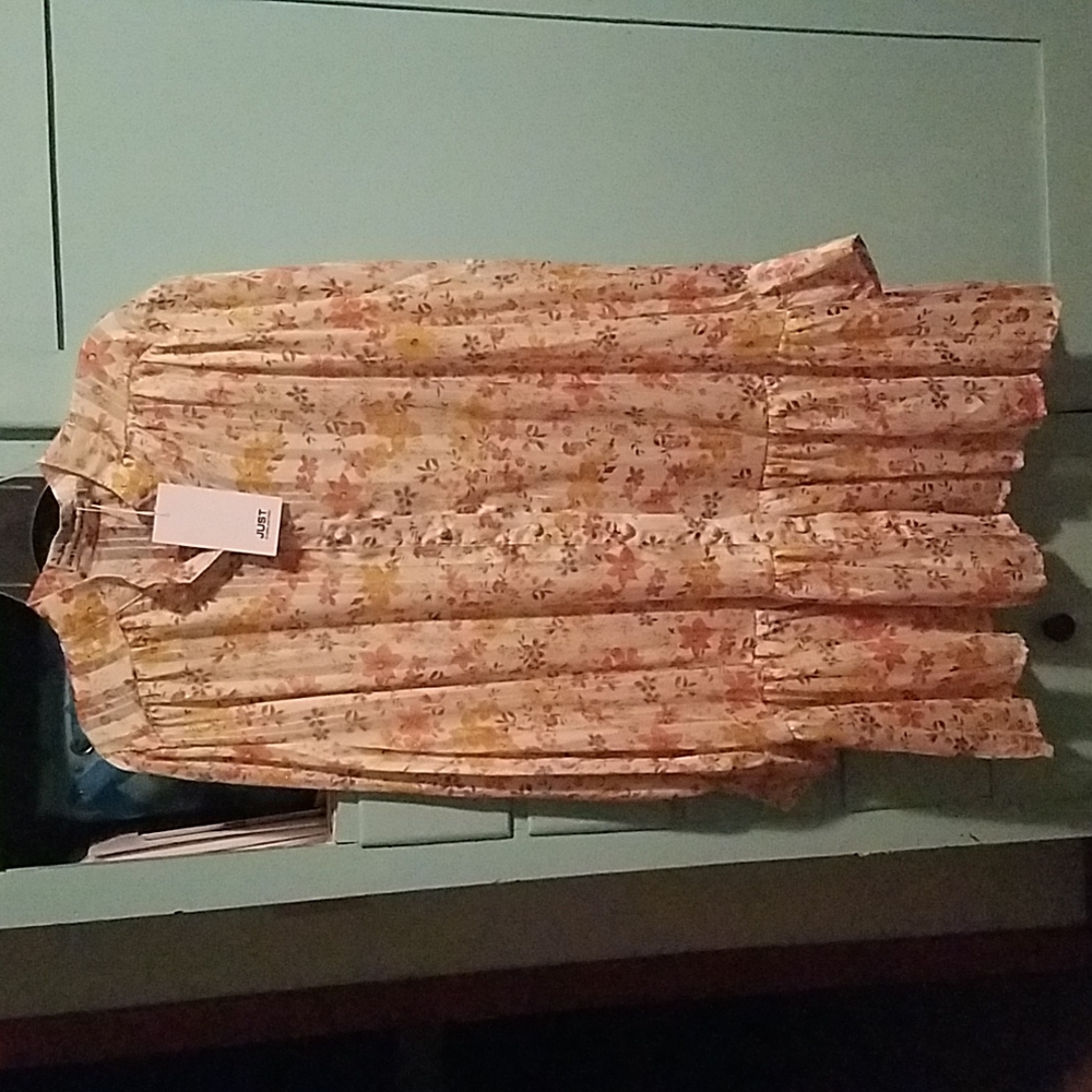 Just Everlasting XL ladies beige print dress. No belt but there are belt loops.